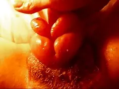 MILF הענישה את בנה החורג על סרטים ארוטים לצפיה ישירה כך שהתגנב למשרתת הסקסית שלהם