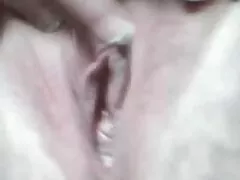 הודו מלקקת את שפתיה, מביטה סרטים ארוטים לצפיה מגורה אל בתה החורגת החדשה סבינה