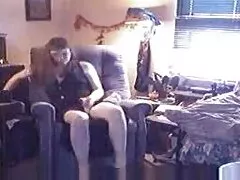 SIS.PORN. גבר בא סקס חינם לצפייה ישירה לאחות החורגת לעזור בניקיון אבל הבחור הראשון רוצה להבקיע