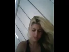 בן חורג מחליק סקסלצפיה את הזין שלו לתוך הכוס של אמהות חורגות