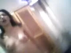 האח החורג מוציא את הזין שלו סרטי סקס לצפייה חינם ומתחיל להכות מאפין מתוק של האחיות החורגות