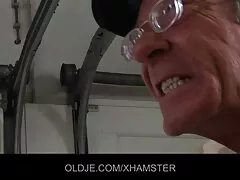 אלי טייט השינה ניזונה מזין ענק סרטים לצפייה ישירה כחולים חינם באדיבות אייק