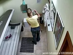 עוזרת MILF סקסלצפיה בעלת ציצים גדולים והובנה צריכה לשרת את הבוס שלה ב-BBC