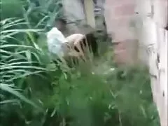 האחיות סרט כחול לצפיה חינם החורגות הבלונדיניות קיארה קול ופריה פרקר יושבות פנים