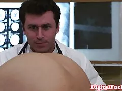 הפתעת יום האם סרטים לצפייה ישירה סק עם אדריה ריי ודניקה דילון